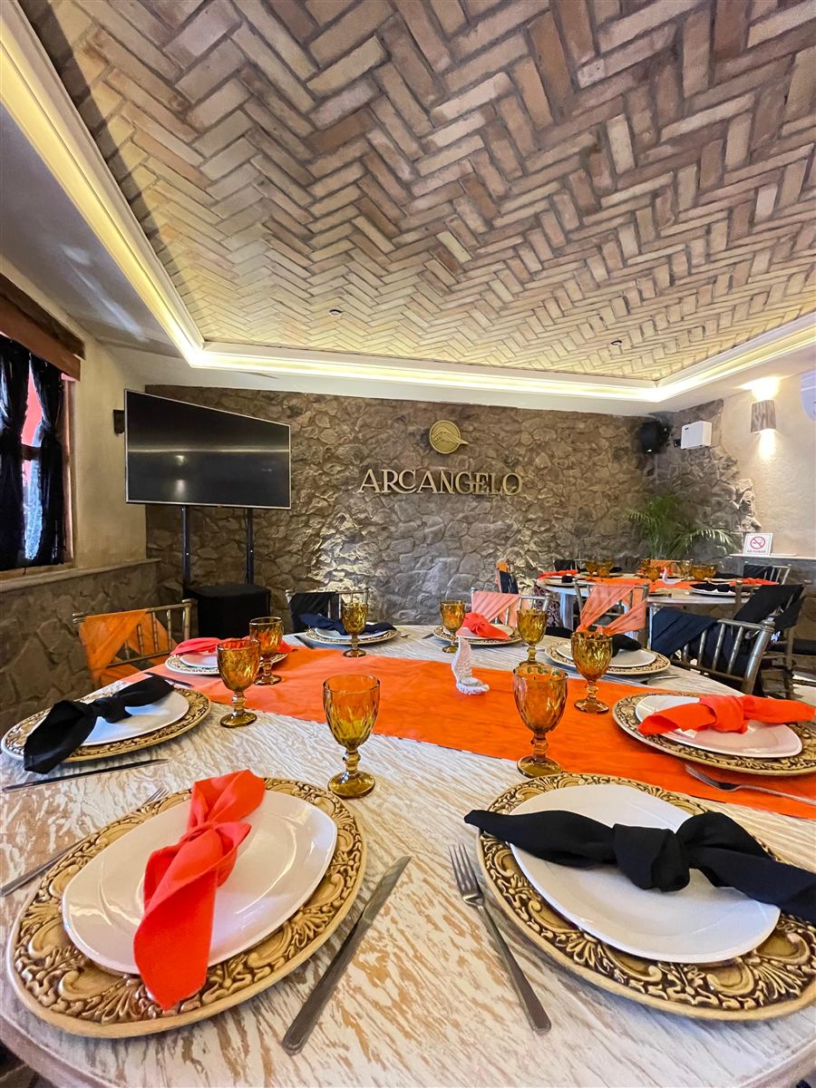 Mesa decorada en el salón de eventos de Arcangelo