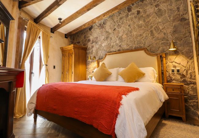 Estudio en Val’Quirico - 04 Uriel | Habitación Romántica con Tina y Balcón