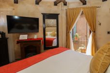 Estudio en Val’Quirico - 04 Uriel | Habitación Romántica con Tina y Balcón
