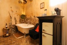 Estudio en Val’Quirico - 04 Uriel | Habitación Romántica con Tina y Balcón